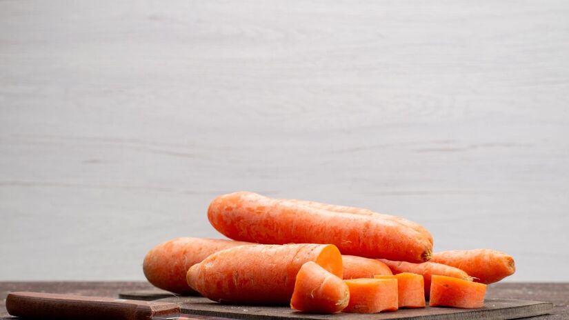Cenouras são ricas em vitamina B6 e ajudam a evitar o aparecimento de fios grisalhos e ainda proporcionam brilho e maciez ao cabelo