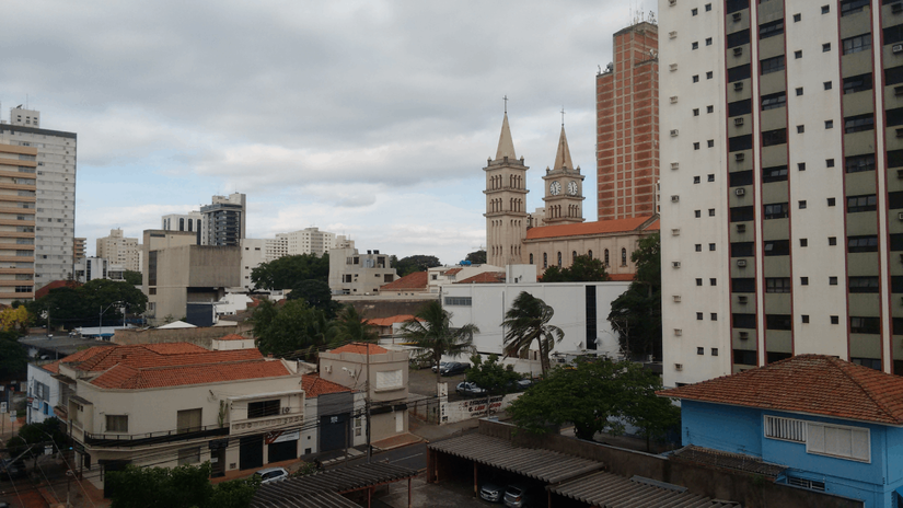No coração da cidade, a Igreja Matriz de Santo Antônio é o grande símbolo da tradição religiosa e cultural de Piracaia. Com sua arquitetura preservada do século XIX, a igreja e as ruas calmas ao redor transportam os visitantes para uma outra época.