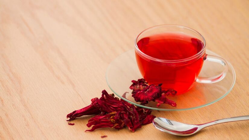 O hibisco é rico em compostos que ajudam a relaxar os vasos sanguíneos e podem ter leve efeito diurético (Foto: Freepik)