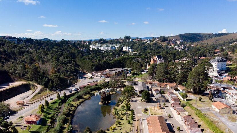 Este charmoso destino turístico atrai visitantes em busca de um clima ameno, paisagens montanhosas e uma arquitetura inspirada na Europa, o que lhe rendeu o apelido de "Suíça brasileira" - (Divulgação/Governo de SP)