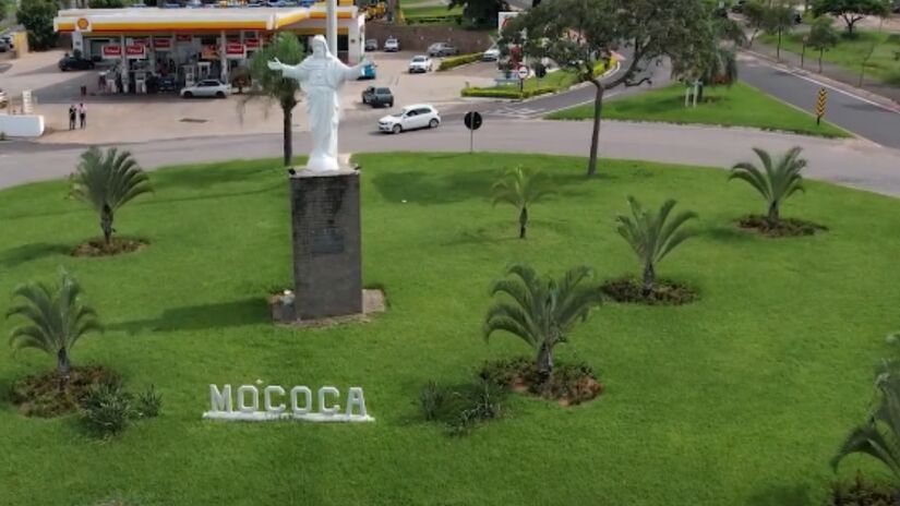O município de Mococa, com cerca de 67 mil pessoas, localizado no nordeste do Estado, abriga uma arquitetura dos tempos áureos do café no seu centro histórico e tem destaque para suas lindas paisagens de turismo rural