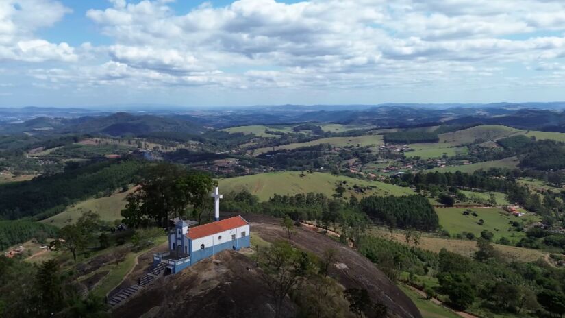 Um dos pontos turísticos mais visitados é o alto da Pedra Bela, onde fica um santuário e uma tirolesa de 1.800 metros de extensão - (Reprodução/YouTube)