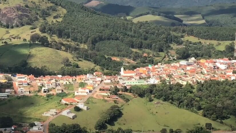 Pertencente à região de Campinas, o município é cercado por área verde e tem uma pequena área urbana, composta por ruas estreitas - (Reprodução/YouTube)
