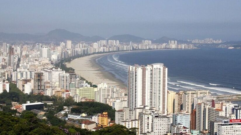 A cidade de Santos, no litoral de São Paulo, é uma das melhores cidades do Brasil para aposentados. Ela é a terceira no ranking geral, sendo a com a presença mais constante entre as cinco melhores desde a edição de 2017 - (Marcos Santos/USP Imagens)