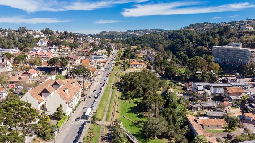 Localizada na Serra da Mantiqueira, Campos do Jordão está a cerca de 180 quilômetros de São Paulo. A cidade possui uma localização privilegiada, o que garante um clima fresco durante todo o ano - (Divulgação/Governo de SP)