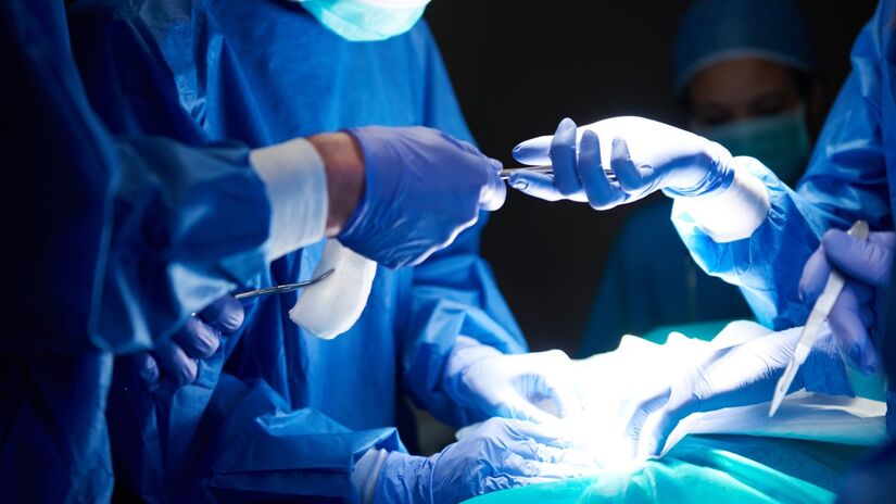 Cirurgia que quebra ossos para aumentar altura virou desejo de quem busca alguns centímetros a mais