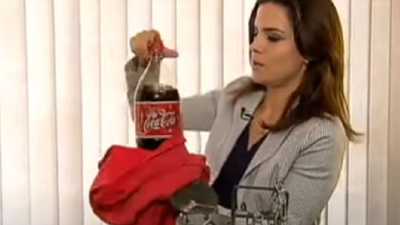 Após anos buscando reparação segundo um suposto rato dentro da Coca-Cola, uma reportagem da Record TV tornou o episódio conhecido nacionalmente - (Reprodução/Record TV)