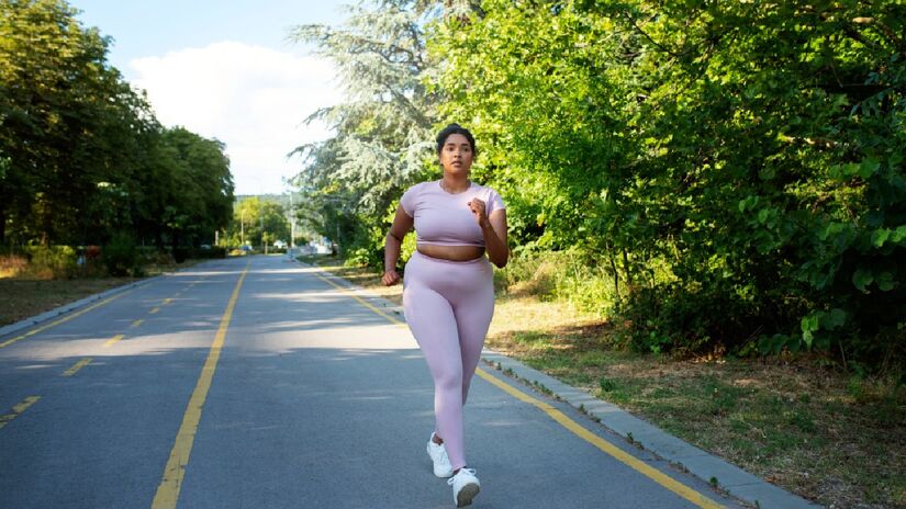 Caminhar por 15 minutos após as refeições pode reduzir significativamente a resposta glicêmica do corpo (Fotos: Freepik)
