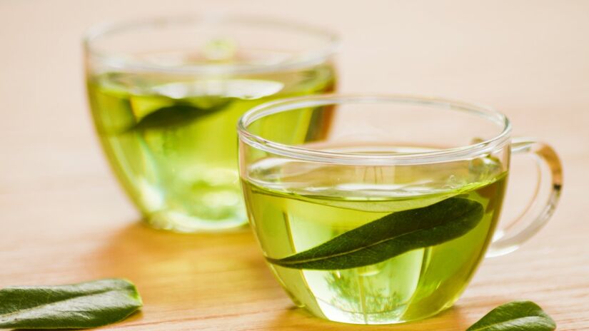 O chá verde contém cafeína e L-teanina, combinação que melhora o foco, a atenção e a memória