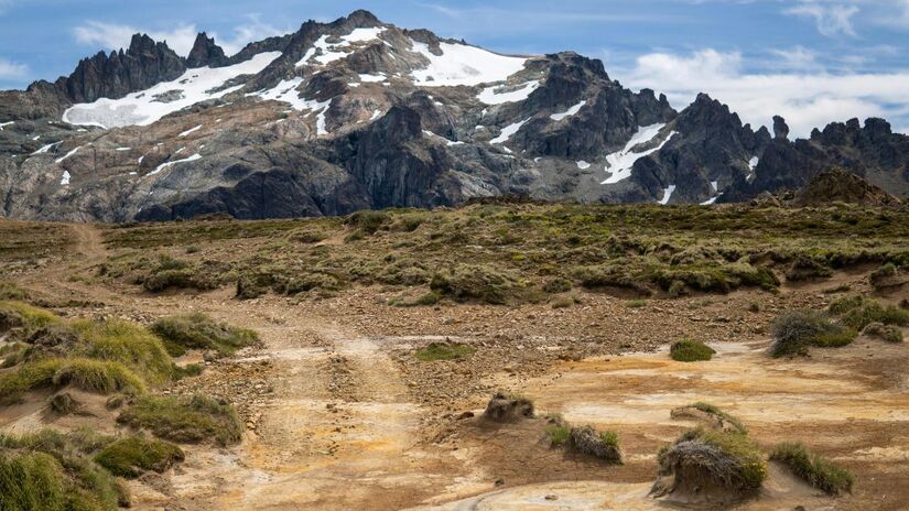 O estudo reforça como a geografia, especialmente áreas montanhosas, pode tornar um voo muito mais desafiador, tanto para pilotos quanto para passageiros (Foto: Pexels)