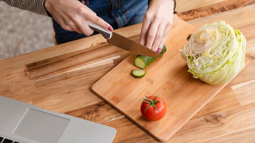 Uma tábua de corte é um item muito comum em quase todas as cozinhas