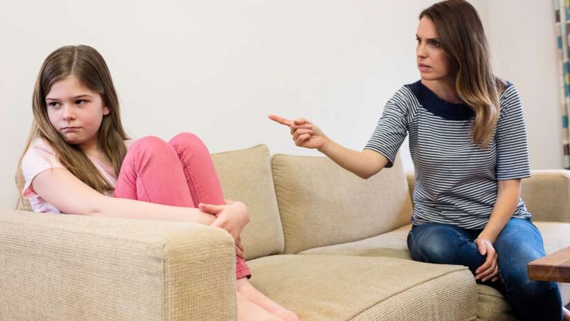 1. Crescer em um lar onde todas as decisões eram tomadas por seus pais pode fazer você duvidar da própria capacidade de escolher. O medo de errar e a insegurança acompanham até mesmo as escolhas mais simples da vida adulta.