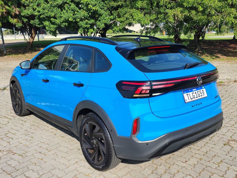 Na variante Highline, os conjuntos ópticos frontal e traseiro passaram a ser conectados por uma faixa estreita em leds. Foto: Luiza Kreitlon/AutoMotrix