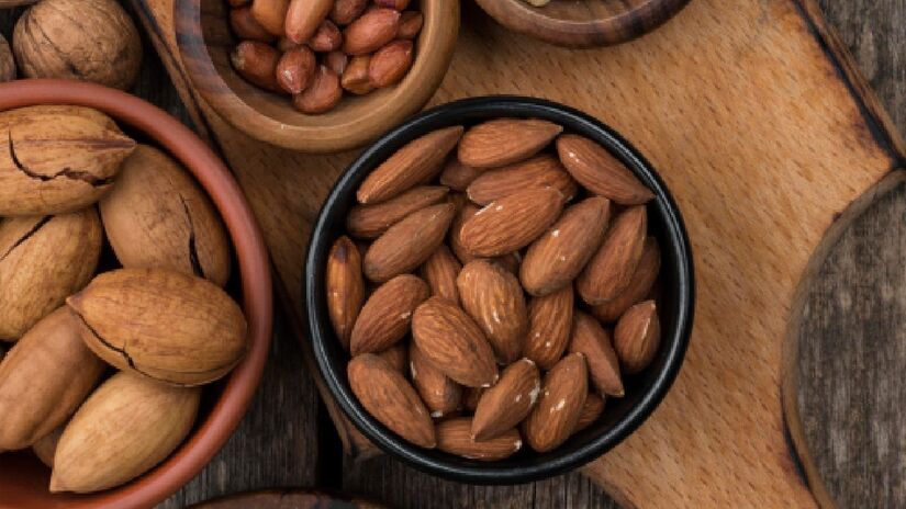 As nozes são fontes de gorduras que ajudam a reduzir o colesterol LDL (o "ruim") e aumentar o colesterol HDL (o "bom"), além de reduzir a inflamação no corpo