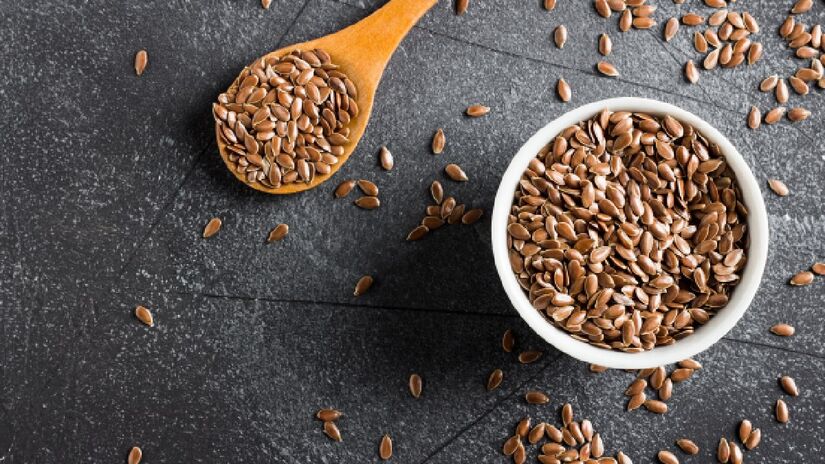 A linhaça é rica em gorduras poli-insaturadas que oferecem diversos benefícios à saúde, incluindo a melhora da saúde cardiovascular, redução do colesterol ruim (LDL) e aumento do colesterol bom (HDL)