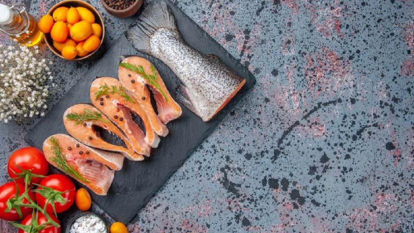 Tanto o atum quanto o salmão são ricos em gorduras saudáveis, principalmente os ácidos graxos ômega-3