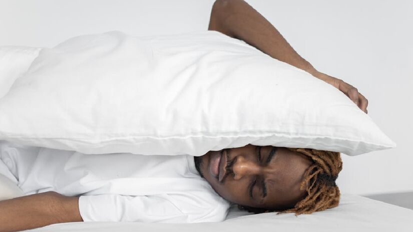 Contudo, não é apenas dormir para qualquer um dos lados. Um deles traz mais benefícios para o corpo: dormir virado para a esquerda. Dormir desta maneira beneficia a drenagem linfática do sistema nervoso central - (Katrin Bolovtsova/Pexels)