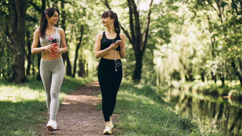 Ao incluir 30 minutos de caminhada no seu dia, você fortalece o coração, melhora a circulação e ainda reduz o risco de doenças cardiovasculares.