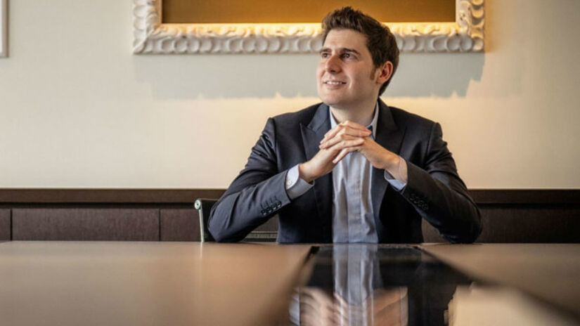 Levantamento de 2025 reúne 300 nomes com fortuna superior a R$ 1 bilhão e confirma Eduardo Saverin, cofundador do Facebook, na liderança pelo segundo ano consecutivo.
Foto: Reprodução/Forbes