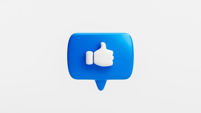 Originalmente, o emoji de joinha surgiu como um gesto de aprovação universal, rapidamente incorporado às plataformas digitais. No Facebook, ele se tornou o icônico símbolo de "curtir" publicações, consolidando seu sentido positivo e popularidade globalmente. (Foto: Freepik/mamewmy)