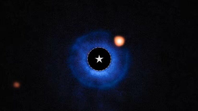 "Imagem direta do exoplaneta TWA 7b (mancha laranja) capturada pelo telescópio James Webb, evidenciando o planeta jovem orbitando sua estrela (Foto: ESA)