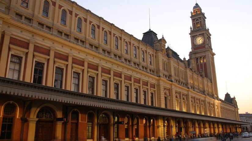 A Estação da Luz segue o estilo inglês de arquitetura. Imagem: Jefferson Pancieri/Wikimedia Commons