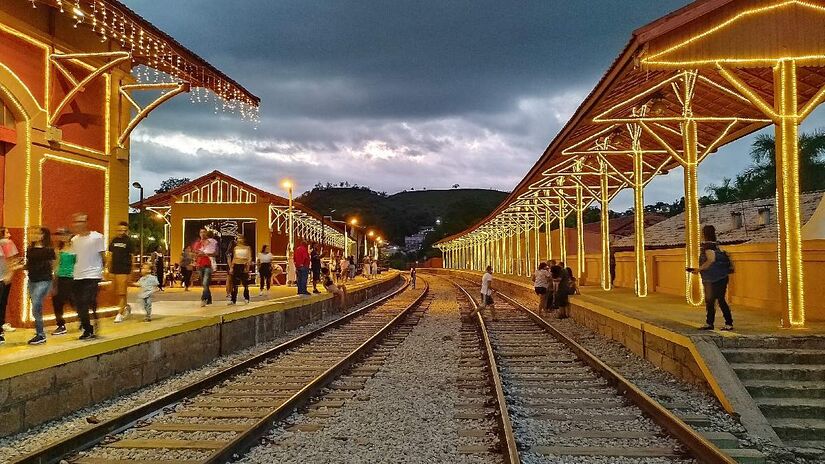 No Natal, a estação ferroviária de Guararema fica toda enfeitada e iluminada. Imagem: Geogast/Wikimedia Commons