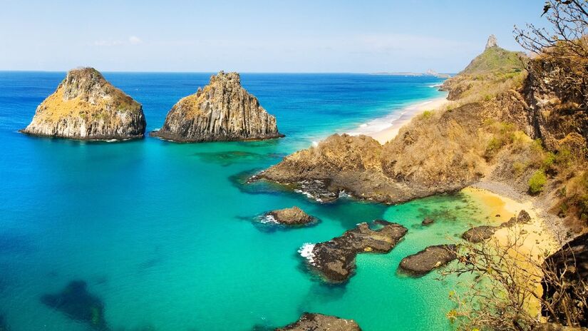 A Baía dos Porcos fascina com piscinas naturais formadas entre rochas vulcânicas. O mergulho livre revela vida marinha abundante com peixes tropicais coloridos, oferecendo uma experiência única.
