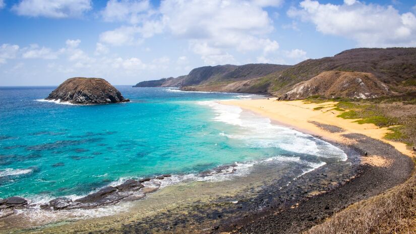 A Praia do Leão oferece cenário selvagem onde tartarugas marinhas fazem desova. O local é protegido e monitorado pelo Projeto Tamar durante a temporada reprodutiva, visando a conservação da espécie.