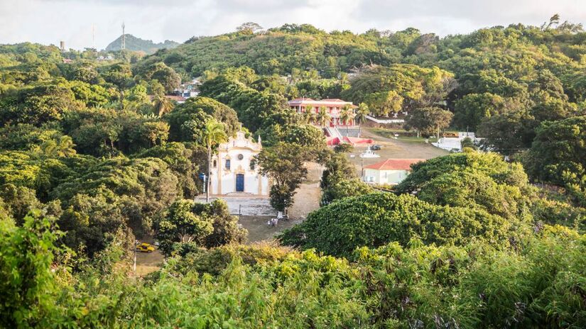 O Forte dos Remédios preserva história colonial com ruínas da ocupação portuguesa. O sítio histórico oferece panorama cultural e vista privilegiada da Vila dos Remédios, sendo um local de grande valor.
