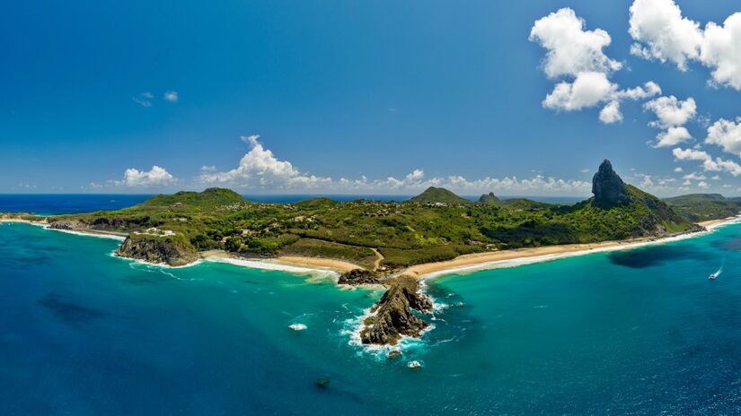 Entre setembro e março, Fernando de Noronha tem mar calmo e visibilidade perfeita para mergulho, segundo o Climatempo. A temporada seca oferece condições ideais para atividades aquáticas, garantindo a melhor experiência.