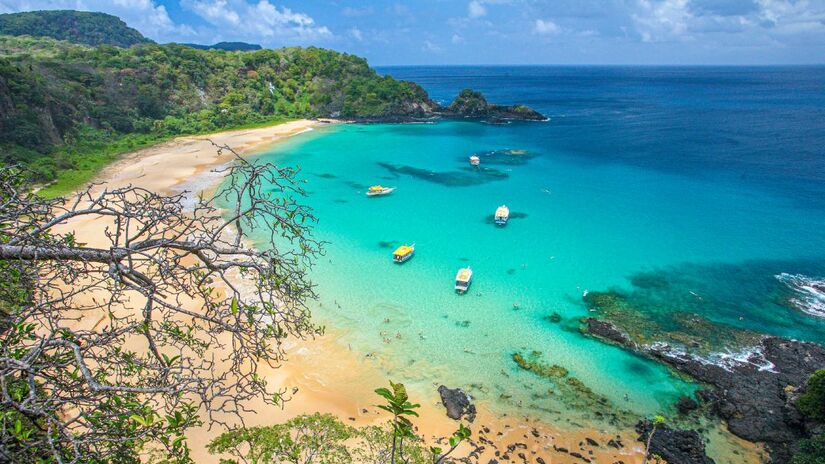 A Baía do Sancho encanta com areias brancas e um mar de cor esmeralda incomparável. É considerada uma das praias mais belas do mundo, segundo o TripAdvisor, oferecendo um cenário perfeito para mergulho.