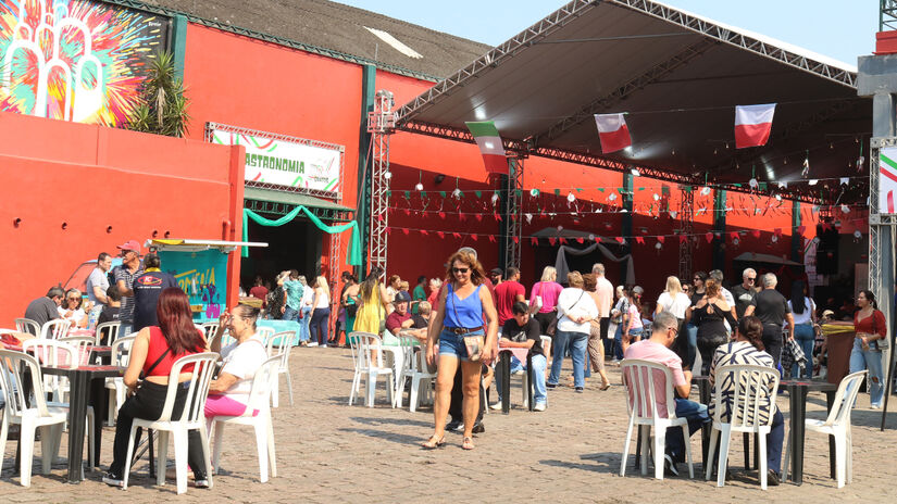 Organizada pela Prefeitura e pela Società Italiana di Santos, a festa é viabilizada pela Lei Rouanet.
