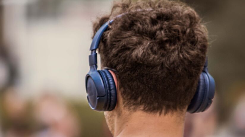 O uso desses fones de ouvido especiais pode deixar o ouvido e o cérebro mal acostumados. Imagem: Bicanski/Pixnio