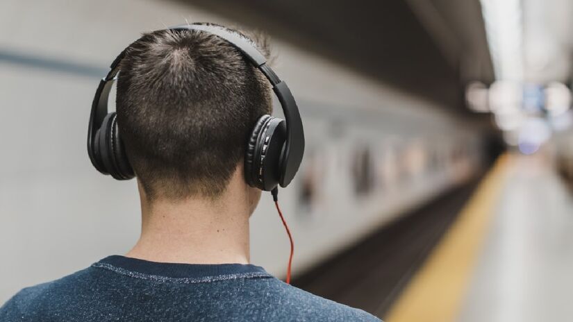 Ouvir musica alta pode aumentar o risco de demência. Imagem: Burst/Negative Space