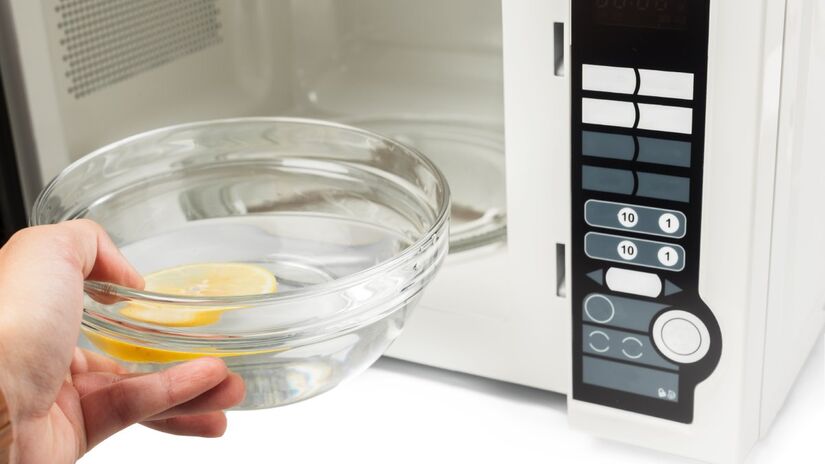 Um recipiente com água e limão pode ser a salvação para quem quer limpar o micro-ondas de forma rápida e prática.

Fotos: Reprodução/Freepik