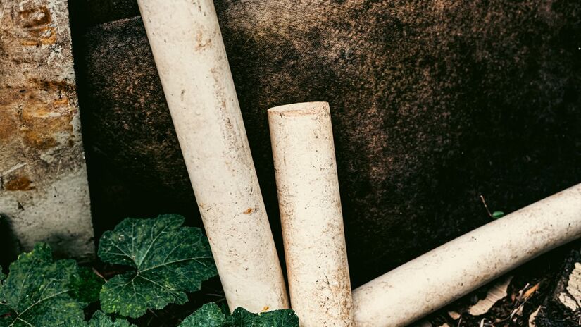 Canos ou tubos de drenagem podem ser reaproveitados no seu jardim (Foto: Freepik)