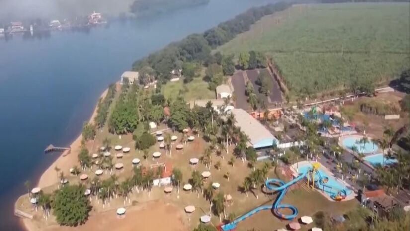 Apesar de famosa pelo café e pelo couro, Franca também tem espaço de praia (Fotos: Youtube/Reprodução)
