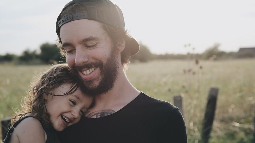 "O maior presente que eu poderia ter na vida já recebi, e eu chamo ele pai" - (Caroline Hernandez/Unsplash)