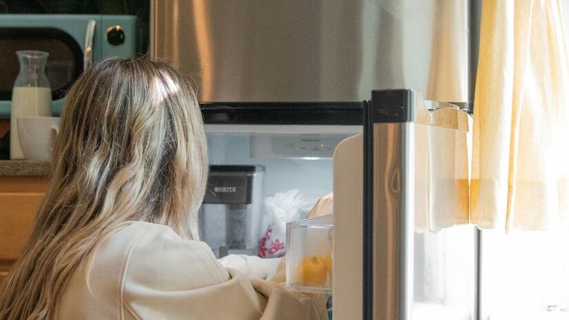 Ao guardar um recipiente quente na geladeira, também há um prejuízo no seu funcionamento