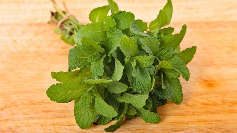 A salsinha é uma das melhores fontes de vitamina K, nutriente essencial para fixar cálcio nos ossos e mantê-los resitentes (Fotos: Freepik)