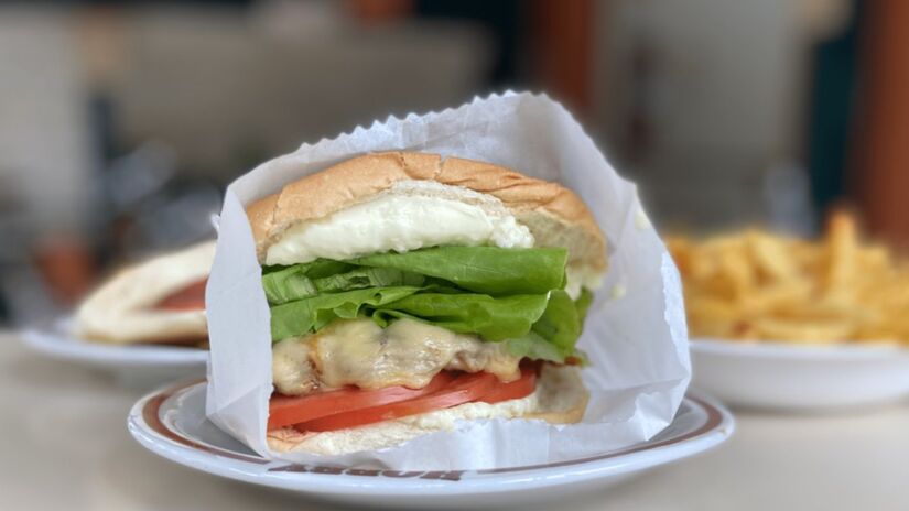 Também inaugurada em 1969, a Hobby Hambúrguer virou ponto querido dos moradores de Perdizes. A proposta é simples: o cliente monta seu lanche com os ingredientes preferidos, começando com o hambúrguer básico por R$ 18. Os adicionais, como queijo (R$ 6) e maionese (R$ 5), completam a experiência.

Foto: Reprodução/Divulgação