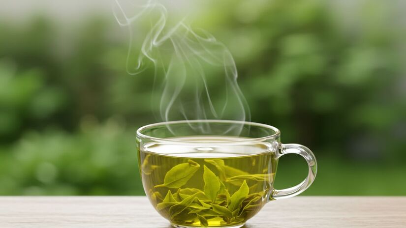 O chá de hortelã não possui cafeína, mas seu teor de menta estimula o cérebro (Imagem gerada por IA)