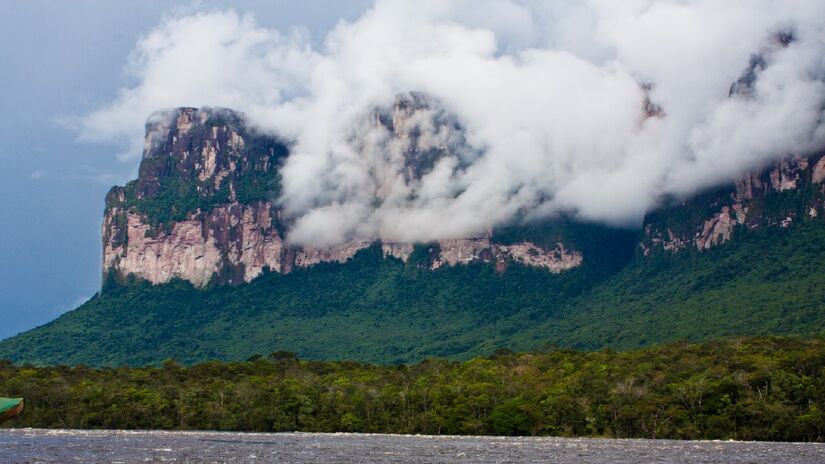 Mais alta que as nuvens, montanha é conhecida como "ilha no céu". Imagem: Nils van der Burg/Wikimedia Commons