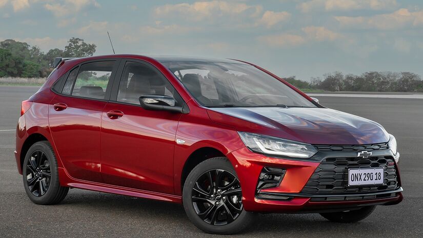Onix hatch ganhou apenas um novo design na parte inferior do para-choque, ficando mais esportivo | Divulgação