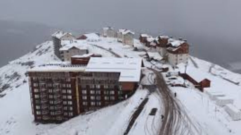 Ver neve é apenas parte da vivência. No Valle Nevado, os visitantes podem aproveitar restaurantes premiados, festivais de cinema ao ar livre, eventos de vinho e até celebrações culturais, como as tradicionais Fiestas Patrias