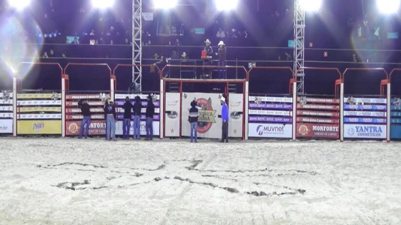 A festa de Itapecerica da Serra é marcada por shows, montarias e forte presença do público jovem, criando uma conexão entre a tradição sertaneja e o público urbano
