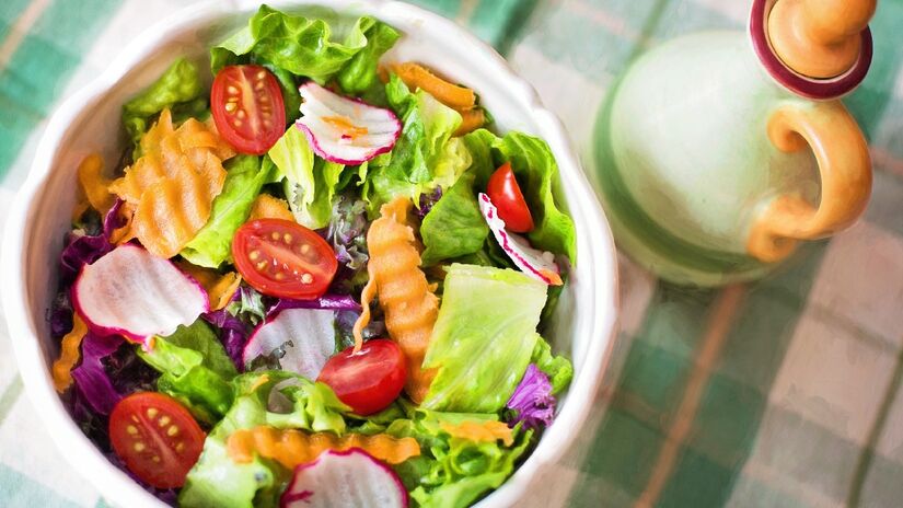 No jantar, prefira saladas e refeções leves. Imagem: PxHere