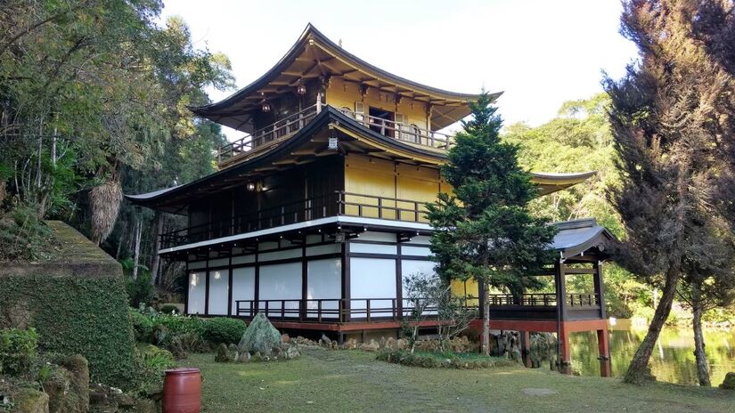 Uma viagem ao Japão sem sair de SP. O Kinkaku-ji em Itapecerica da Serra impressiona com sua beleza dourada. Foto: Reprodução/Wikimedia Commons