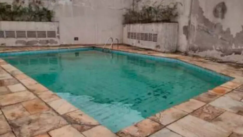 Condomínio tem piscina, churrasqueira e salão de jogos | Reprodução/Zuk Leilões